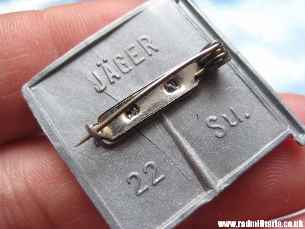 & WW2 German PLASTIC tinnie BADGE - WHW FLAG - Jager 22 SU, complete badge in very good condition. - Image 3