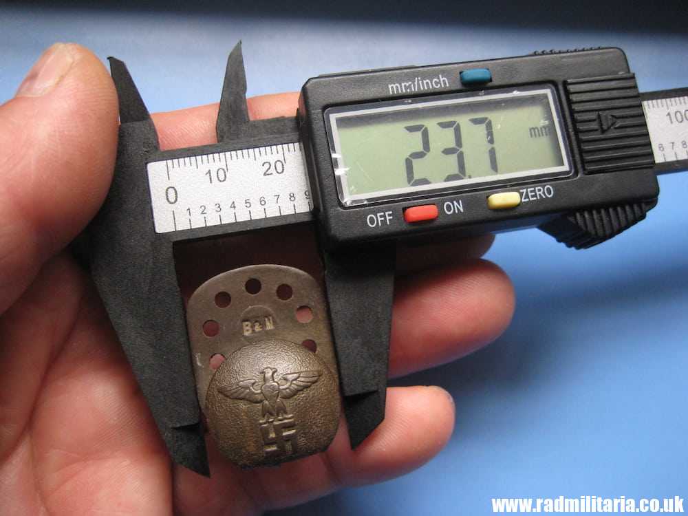 & WW2 German NSDAP BUTTON with eagle, marking: RZM UE 117/8 B&N, metal detecting find. - Image 2