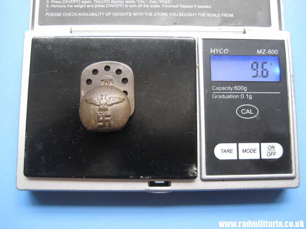 & WW2 German NSDAP BUTTON with eagle, marking: RZM UE 117/8 B&N, metal detecting find. - Image 4