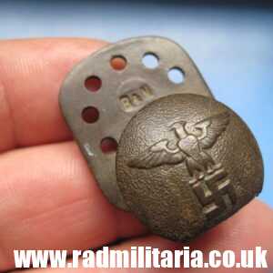 & WW2 German NSDAP BUTTON with eagle, marking: RZM UE 117/8 B&N, metal detecting find.