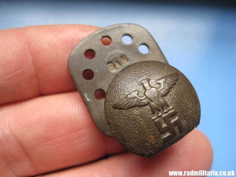 & WW2 German NSDAP BUTTON with eagle, marking: RZM UE 117/8 B&N, metal detecting find.