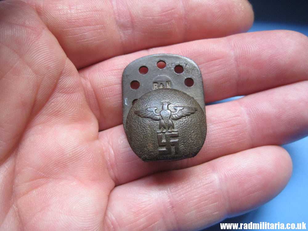 & WW2 German NSDAP BUTTON with eagle, marking: RZM UE 117/8 B&N, metal detecting find. - Image 11