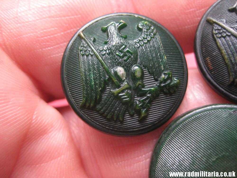 & WW2 German green BAKELIT BUTTONS with eagle - SET OF 3. rare !! - Image 4