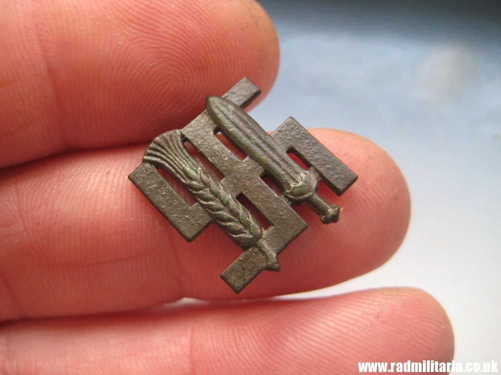 & WW2 original German BADGE - REICHSNAHRSTAND - RNST. Metal detecting find, maker: DESCHLER U. S. MUNCH. - Image 3