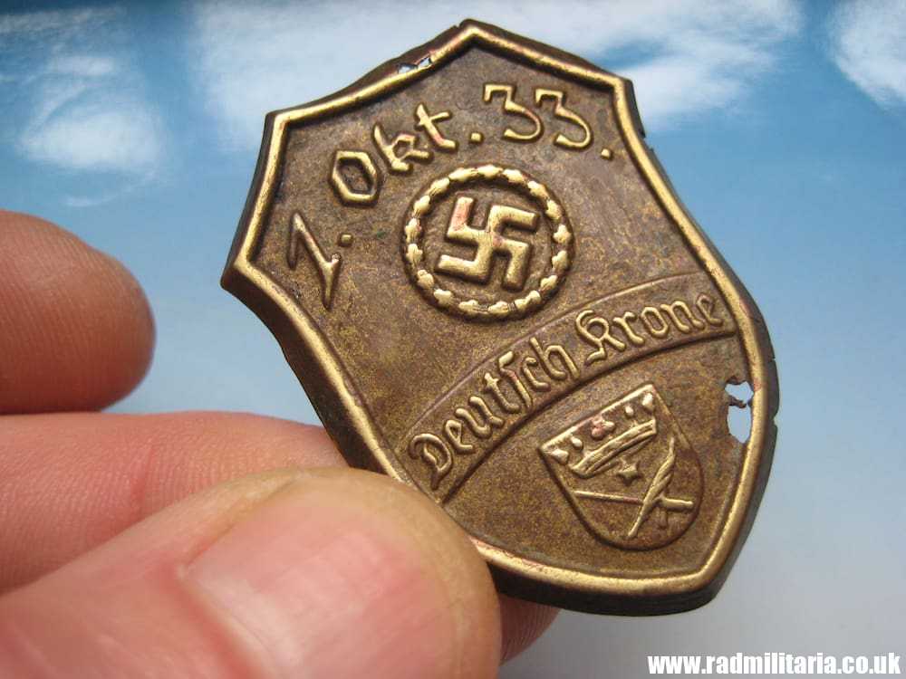 & WW2 original German TINNIE BADGE: Deutsch Krone (Walcz) 1933.
