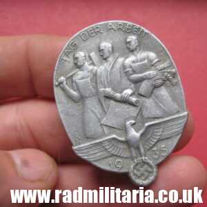 & WW2 original German TINNIE BADGE - Tag Der Arbeit 1935. by Chr. BAUER Welzheim.