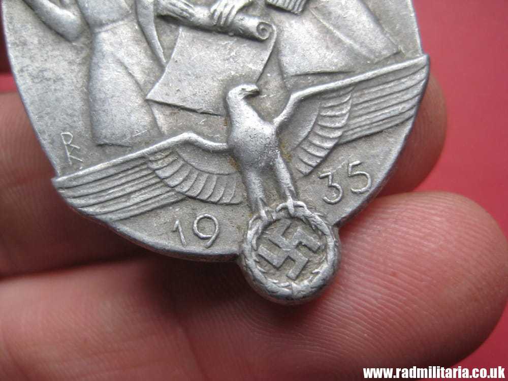 & WW2 original German TINNIE BADGE - Tag Der Arbeit 1935. by Chr. BAUER Welzheim. - Image 3