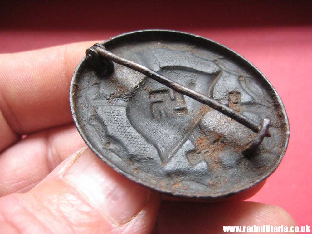 & WW2 German WOUND BADGE IN BLACK. Metal detecting find. - Image 4