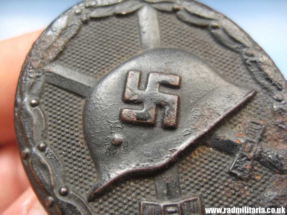 & WW2 German WOUND BADGE IN BLACK. Metal detecting find. - Image 7