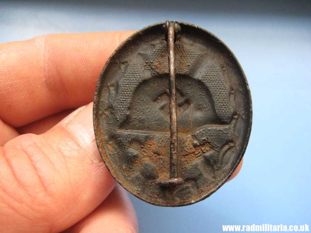 & WW2 German WOUND BADGE IN BLACK. Metal detecting find. - Image 10
