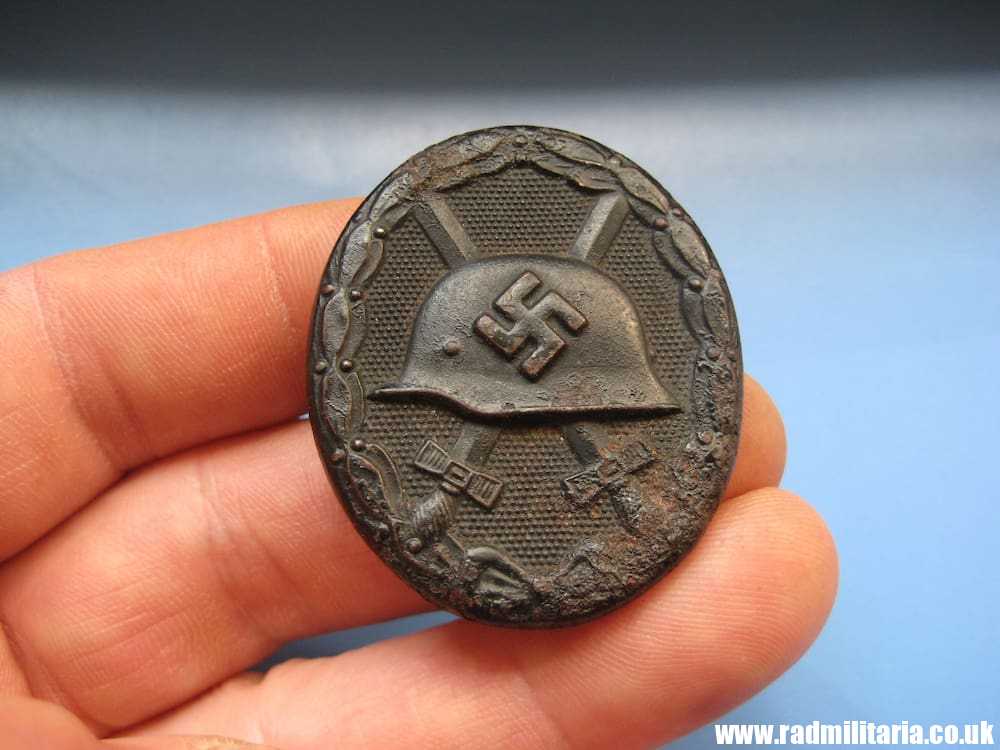 & WW2 German WOUND BADGE IN BLACK. Metal detecting find. - Image 12