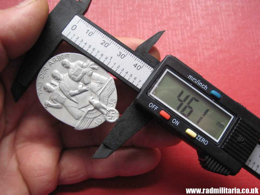 & WW2 original German TINNIE BADGE - Tag Der Arbeit 1935, maker: AD. SCHWERDT STUTTGART-S. - Image 6