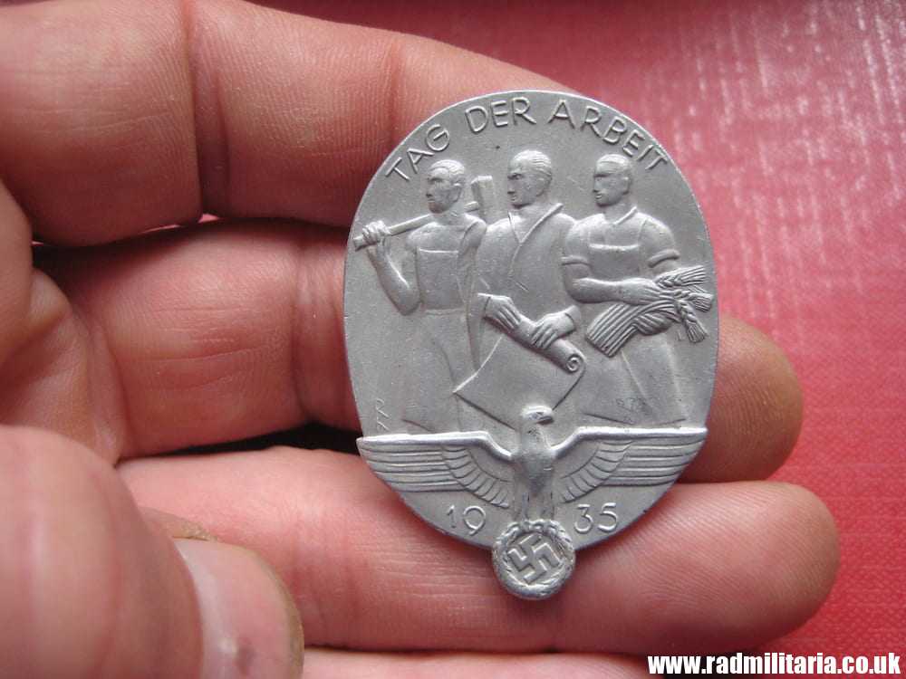 & WW2 original German TINNIE BADGE - Tag Der Arbeit 1935, maker: AD. SCHWERDT STUTTGART-S. - Image 2
