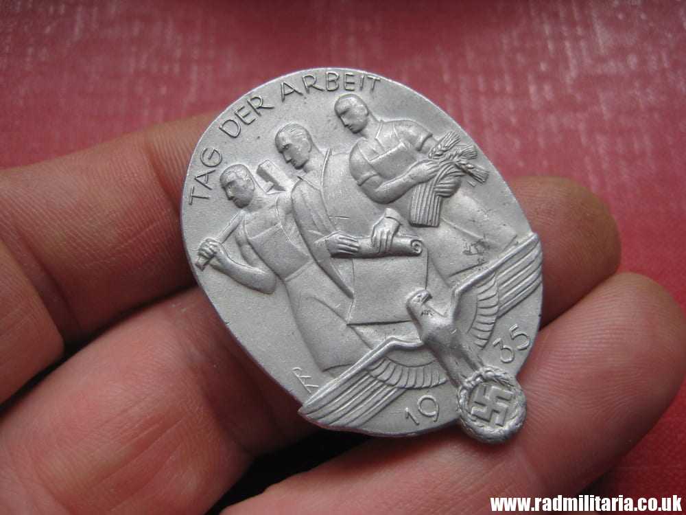 & WW2 original German TINNIE BADGE - Tag Der Arbeit 1935, maker: AD. SCHWERDT STUTTGART-S. - Image 3