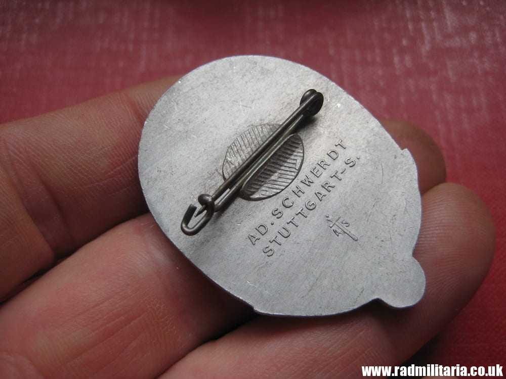 & WW2 original German TINNIE BADGE - Tag Der Arbeit 1935, maker: AD. SCHWERDT STUTTGART-S. - Image 4