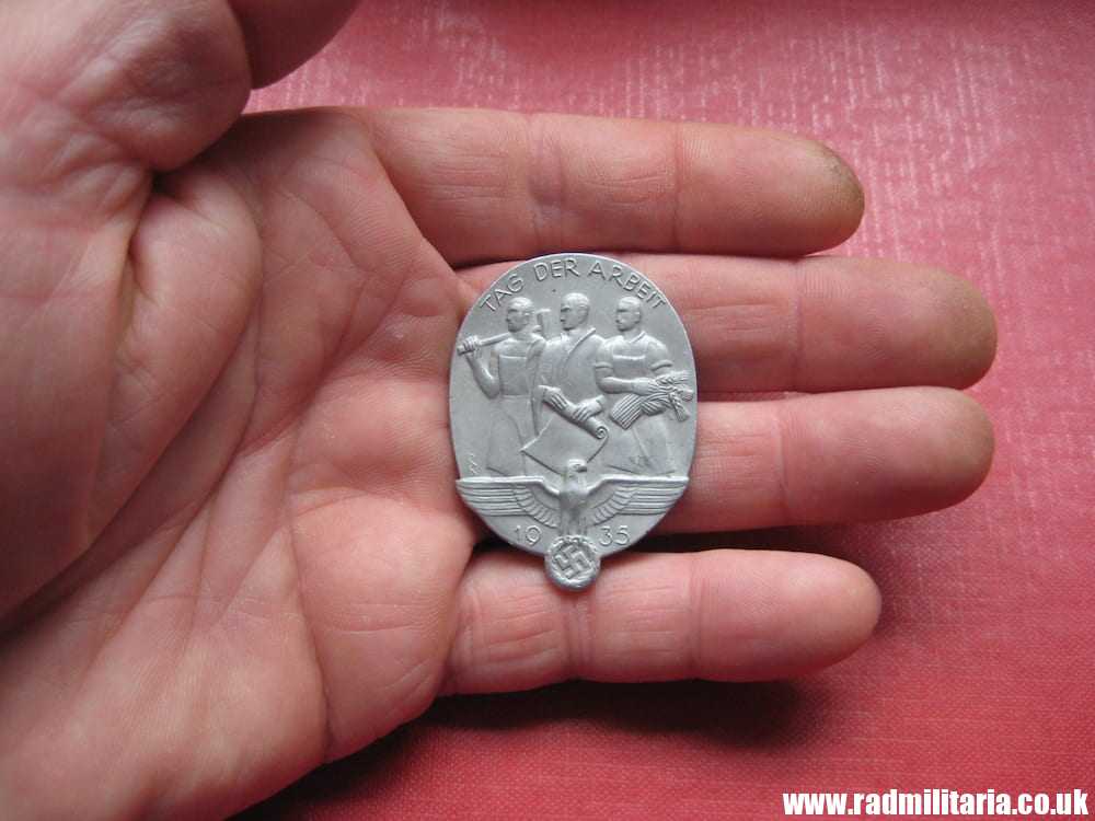 & WW2 original German TINNIE BADGE - Tag Der Arbeit 1935, maker: AD. SCHWERDT STUTTGART-S. - Image 10