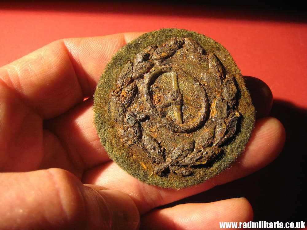 & original WW2 German DRIVERS Proficiency BADGE Kraftfahrbewahrungsabzeichen metal detecting find.