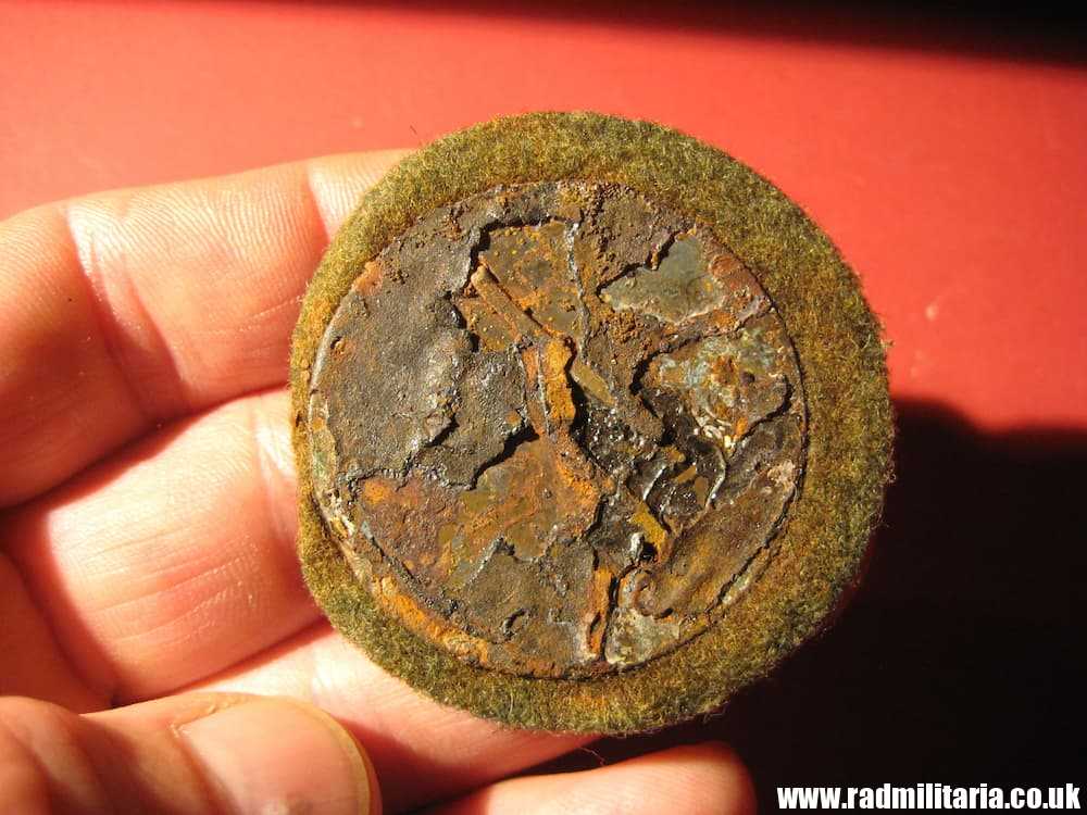 & original WW2 German DRIVERS Proficiency BADGE Kraftfahrbewahrungsabzeichen metal detecting find. - Image 4