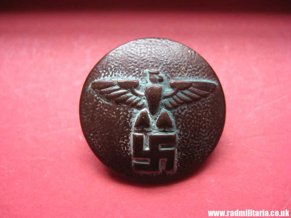 & WW2 German NSDAP plastic/bakelite BUTTON, marked: RZM M5/75/3 good used condition. - Image 2