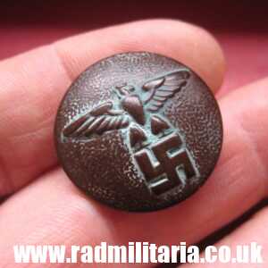 & WW2 German NSDAP plastic/bakelite BUTTON, marked: RZM M5/75/3 good used condition.