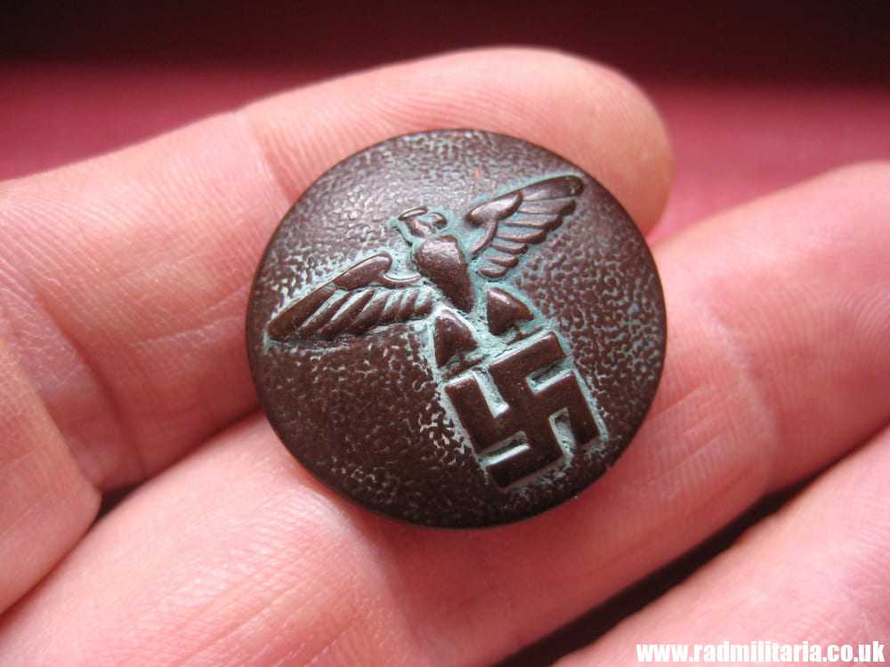 & WW2 German NSDAP plastic/bakelite BUTTON, marked: RZM M5/75/3 good used condition.