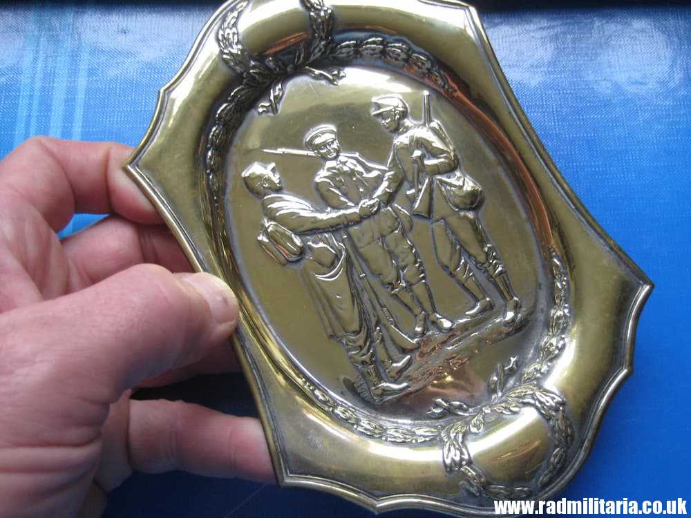 & WW1 original British PATRIOTIC TRAY made of brass, good condition.