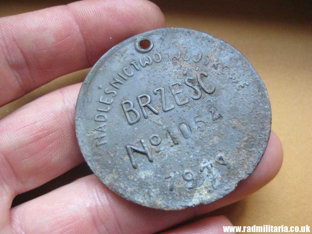 & WW2 1939 DOG TAG – DISC: NADLESNICTWO WOJSKOWE BRZESC No. 1052, 1939.