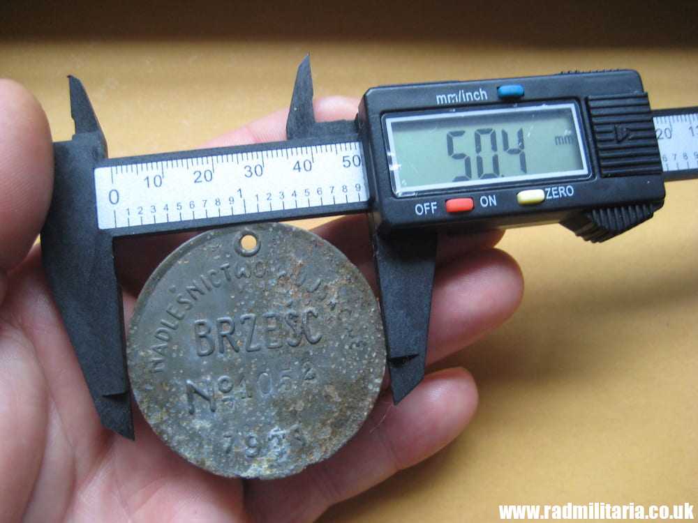 & WW2 1939 DOG TAG – DISC: NADLESNICTWO WOJSKOWE BRZESC No. 1052, 1939. - Image 9