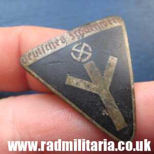 & WW2 German ENAMEL BADGE - DEUTSCHES FRAUENWERK. RZM M1/93 genuine.