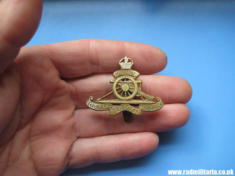 & WW2 Royal Artillery SMALL beret CAP BADGE, marked: Firmin London, original BADGE. - Image 2