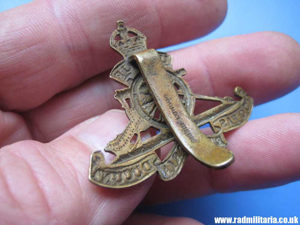 & WW2 Royal Artillery SMALL beret CAP BADGE, marked: Firmin London, original BADGE. - Image 4
