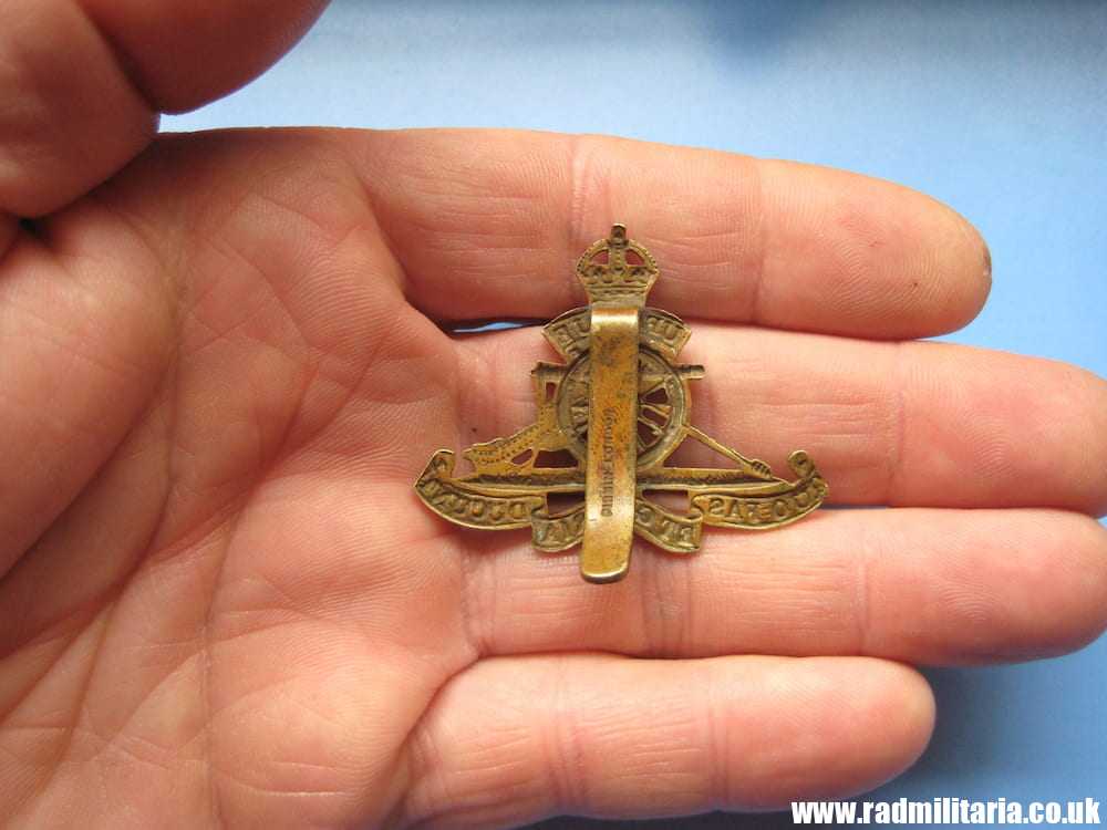 & WW2 Royal Artillery SMALL beret CAP BADGE, marked: Firmin London, original BADGE. - Image 7