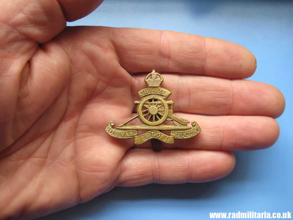 & WW2 Royal Artillery SMALL beret CAP BADGE, marked: Firmin London, original BADGE. - Image 6