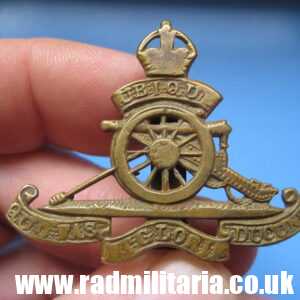 & WW2 Royal Artillery SMALL beret CAP BADGE, marked: Firmin London, original BADGE.