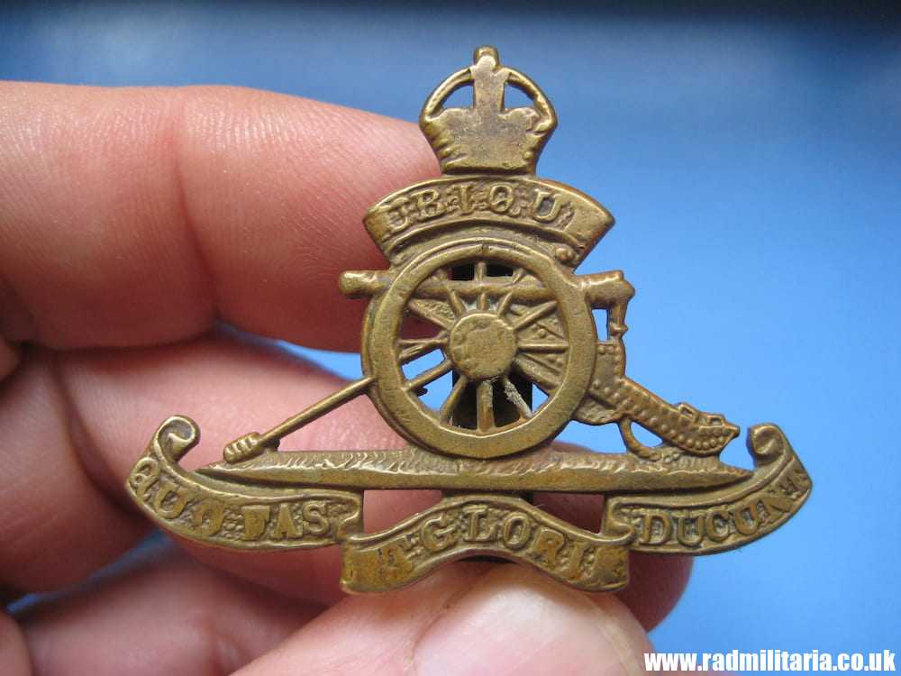 & WW2 Royal Artillery SMALL beret CAP BADGE, marked: Firmin London, original BADGE.