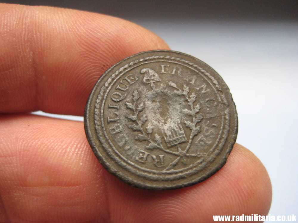 & original large size EARLY NAPOLEONIC BUTTON - Republique Francaise - metal detecting find RARE! FRANCE. - Image 7