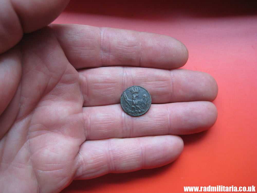 & original small NAPOLEONIC GUARD BUTTON with eagle - metal detecting find. FRANCE pre 1815. - Image 4