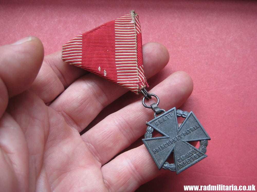 & WW1 original KARL TRUPPENKRIEG MEDAL with ribbon, maker: "MKT" - genuine ! - Image 2