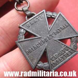 & WW1 original KARL TRUPPENKRIEG MEDAL with ribbon, maker: "MKT" - genuine !