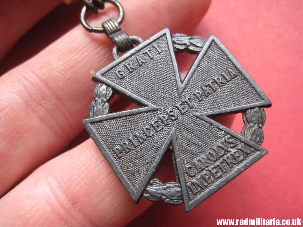 & WW1 original KARL TRUPPENKRIEG MEDAL with ribbon, maker: "MKT" - genuine !