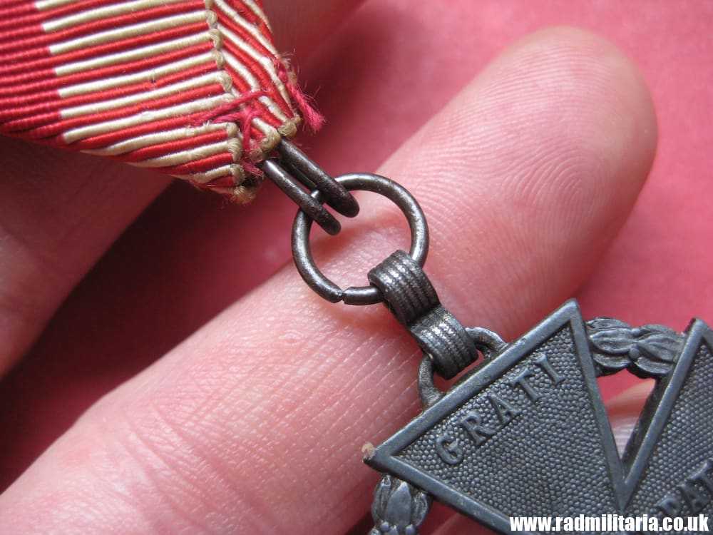 & WW1 original KARL TRUPPENKRIEG MEDAL with ribbon, maker: "MKT" - genuine ! - Image 4
