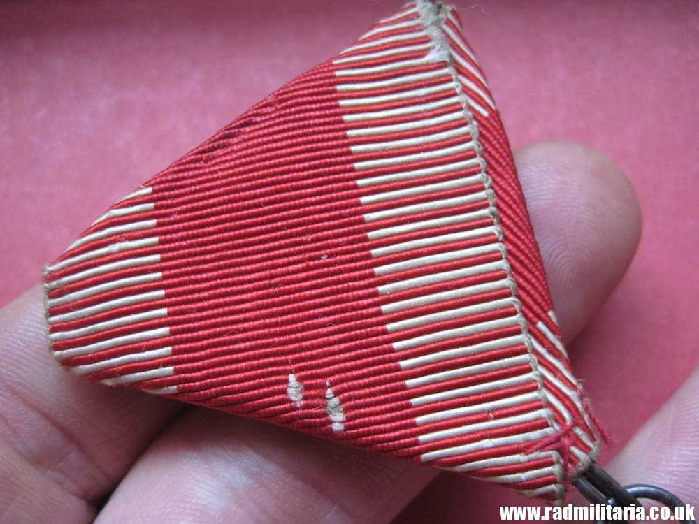 & WW1 original KARL TRUPPENKRIEG MEDAL with ribbon, maker: "MKT" - genuine ! - Image 5