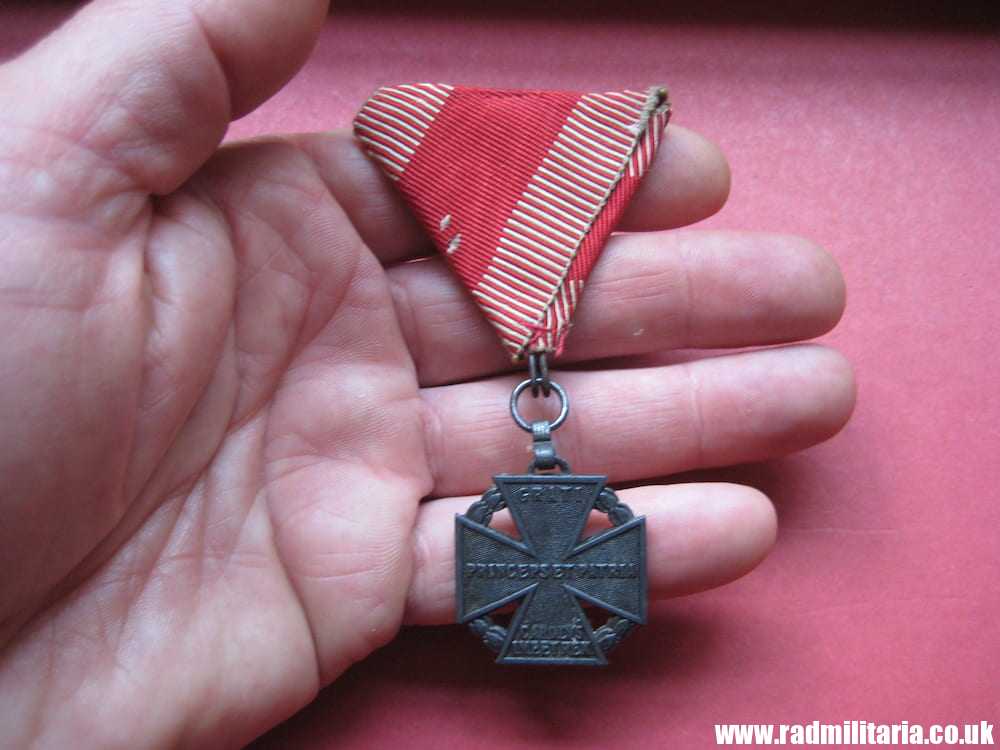 & WW1 original KARL TRUPPENKRIEG MEDAL with ribbon, maker: "MKT" - genuine ! - Image 10