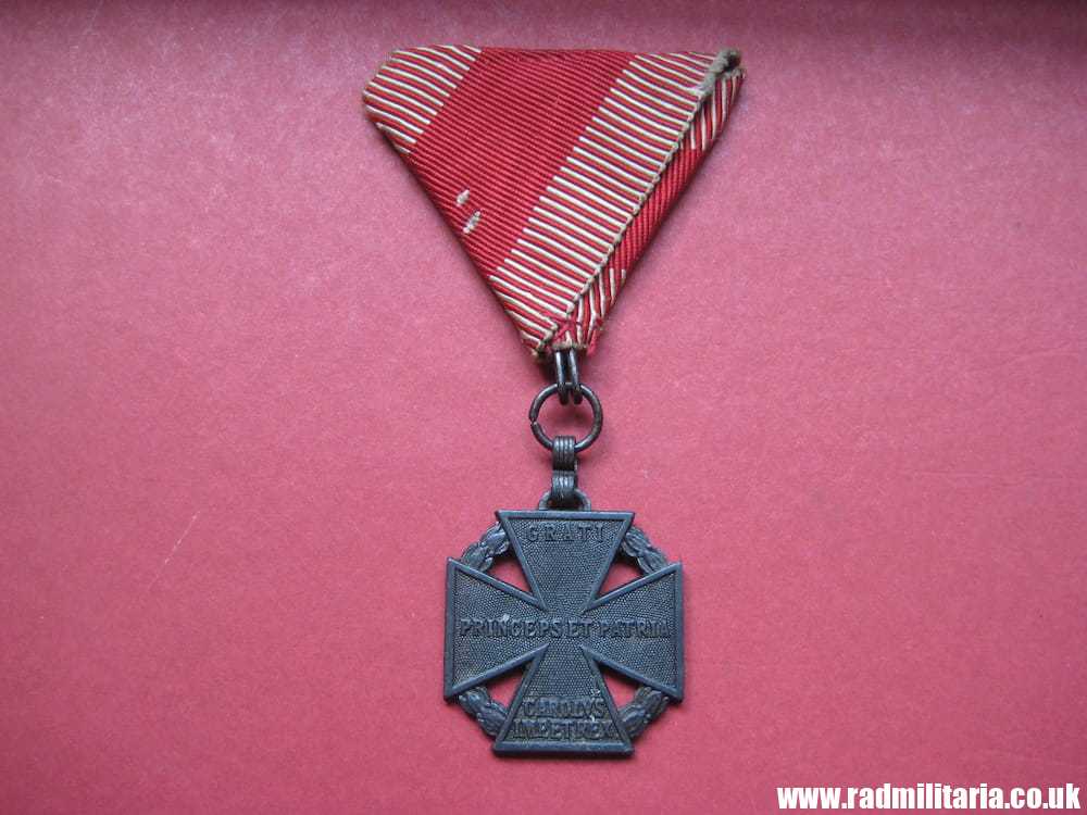 & WW1 original KARL TRUPPENKRIEG MEDAL with ribbon, maker: "MKT" - genuine ! - Image 13