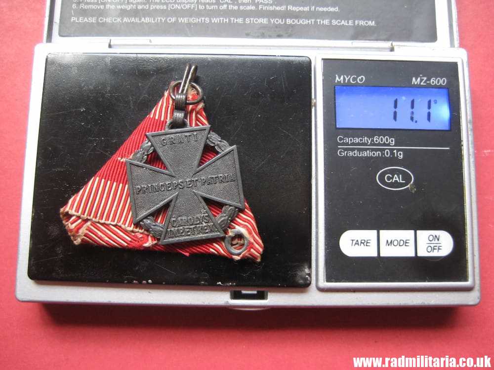 & WW1 original KARL TRUPPENKRIEG MEDAL with ribbon, maker: "MKT" - genuine ! - Image 17