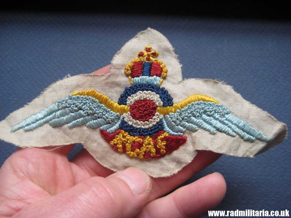 & WW1 CANADA SWEETHEART Patch R.C.A.F. & 2 metal badges c. 1915 - SET. - Image 2