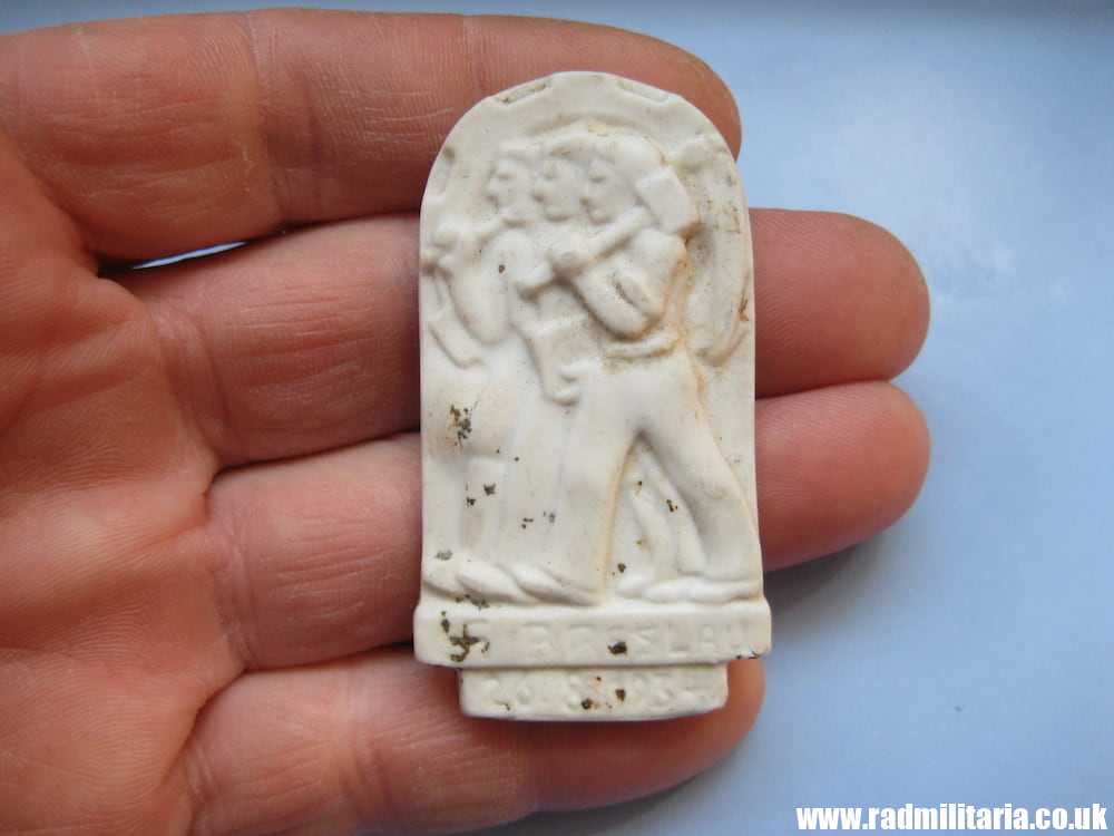 & WW2 PORCELAIN German BADGE - Breslau 26.8.1934 maker: Koenigszelt, metal detecting find.
