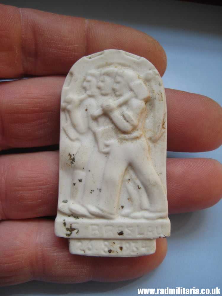 & WW2 PORCELAIN German BADGE - Breslau 26.8.1934 maker: Koenigszelt, metal detecting find. - Image 6