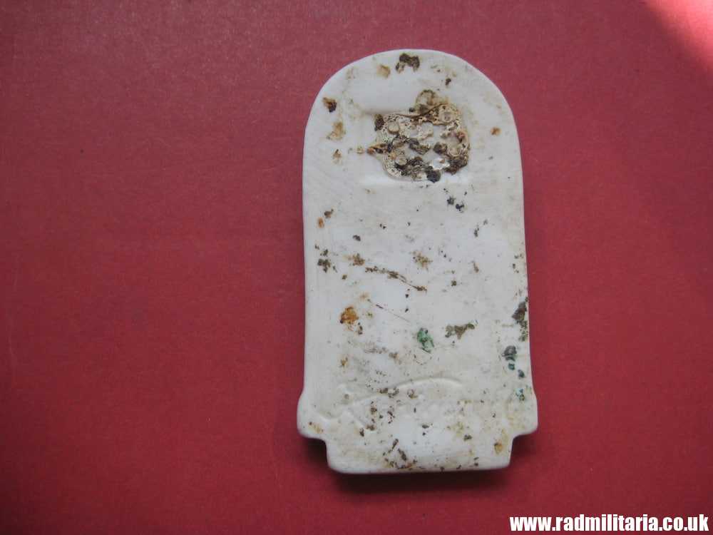 & WW2 PORCELAIN German BADGE - Breslau 26.8.1934 maker: Koenigszelt, metal detecting find. - Image 4