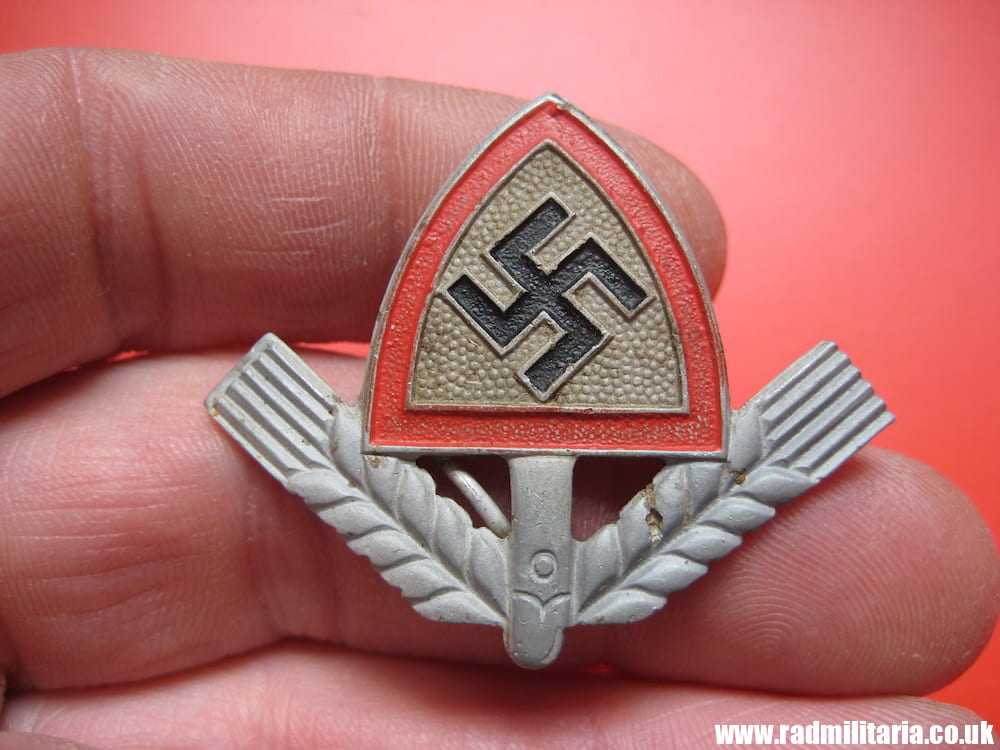& original WW2 RAD LABOUR CAP BADGE - maker: W.L.D.38 RADJ. GES - GESCH. metal detecting find. - Image 4